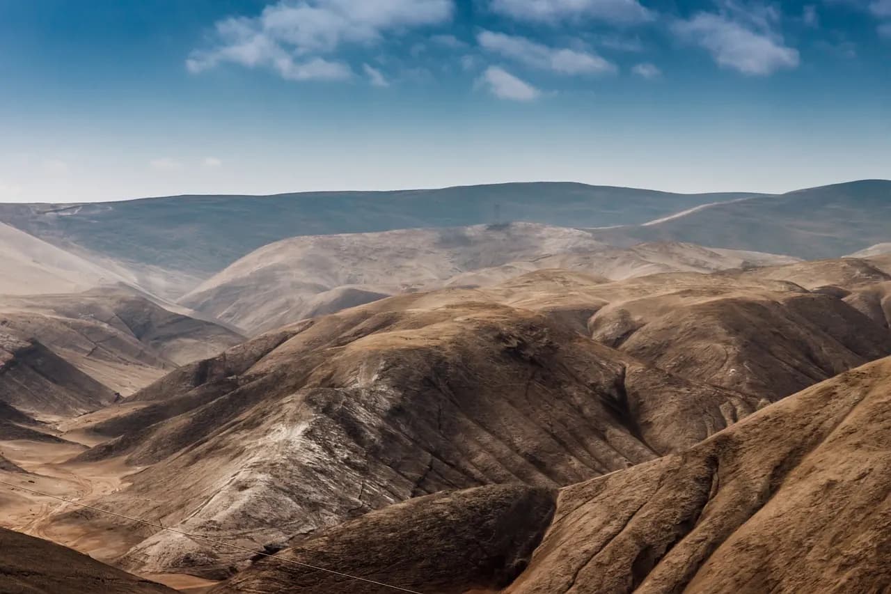 Lomas doradas del desierto del norte bajo cielo abierto
